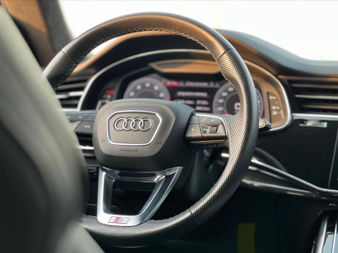 Audi Q8 view 5