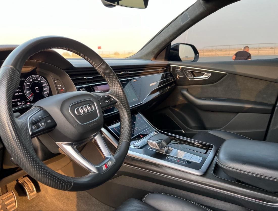 Audi Q8 view 7