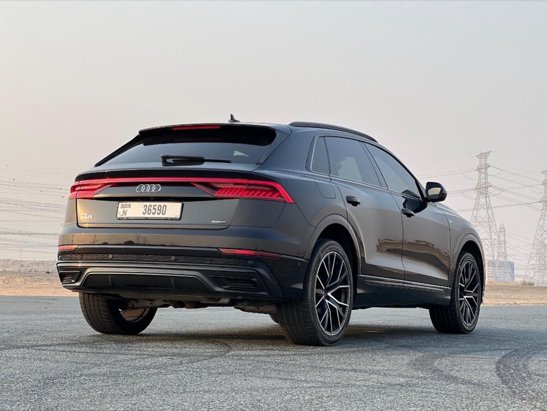 Audi Q8 view 8